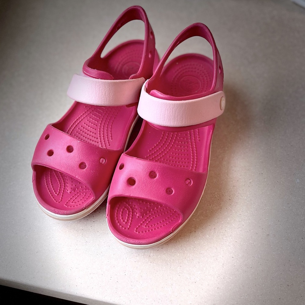 Girls croc sandals size J3